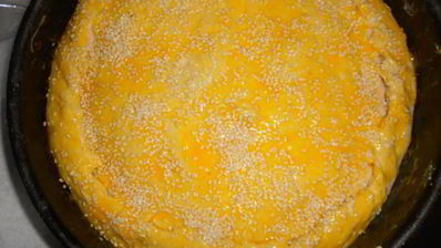 пирог с капустой и мясом под кунжутной посыпкой