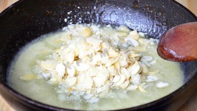 пирог с миндальными лепестками