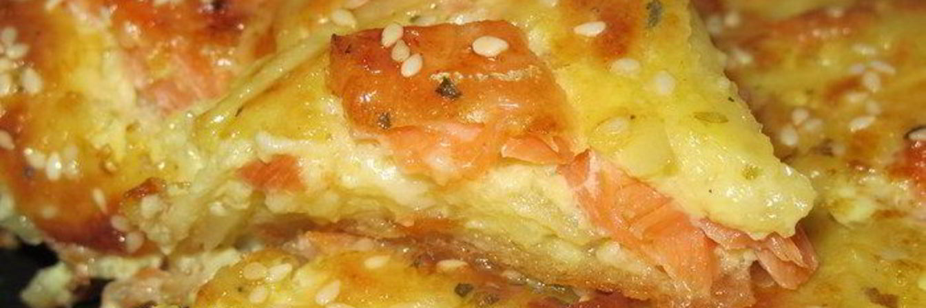 Пирог с семгой, сыром, картофелем и кунжутом