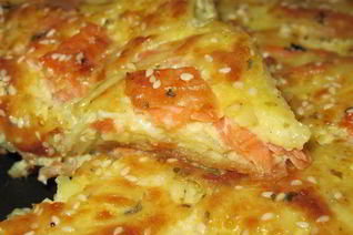 Пирог с семгой, сыром, картофелем и кунжутом