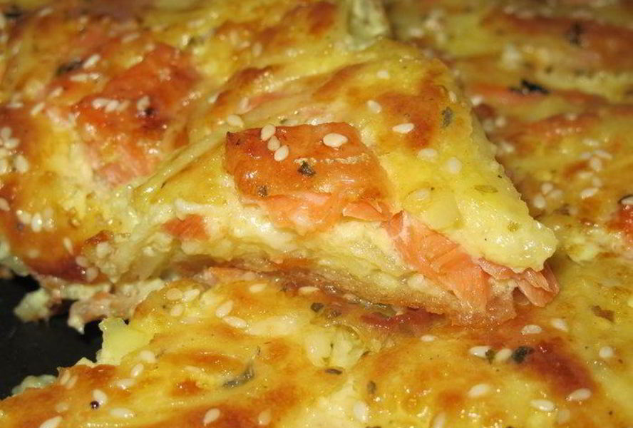 Пирог с семгой, сыром, картофелем и кунжутом