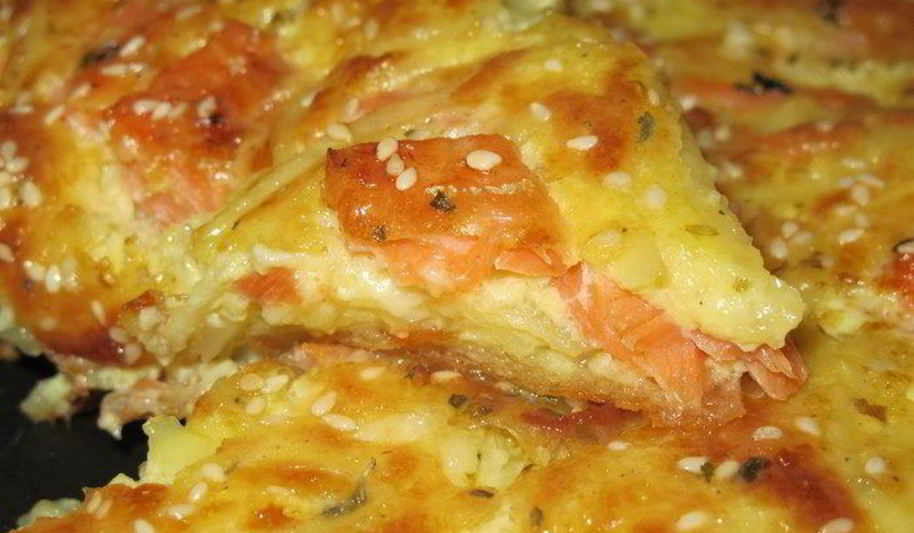 Рецепт пирога с семгой, сыром, картофелем и кунжутом