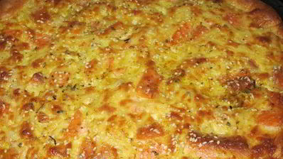 пирог с семгой, сыром, картофелем и кунжутом