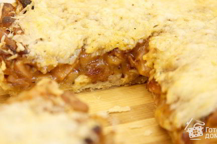 Пирог с сосисками, беконом и фасолью