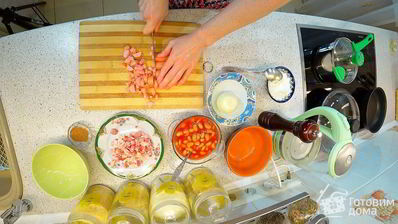 пирог с сосисками, беконом и фасолью