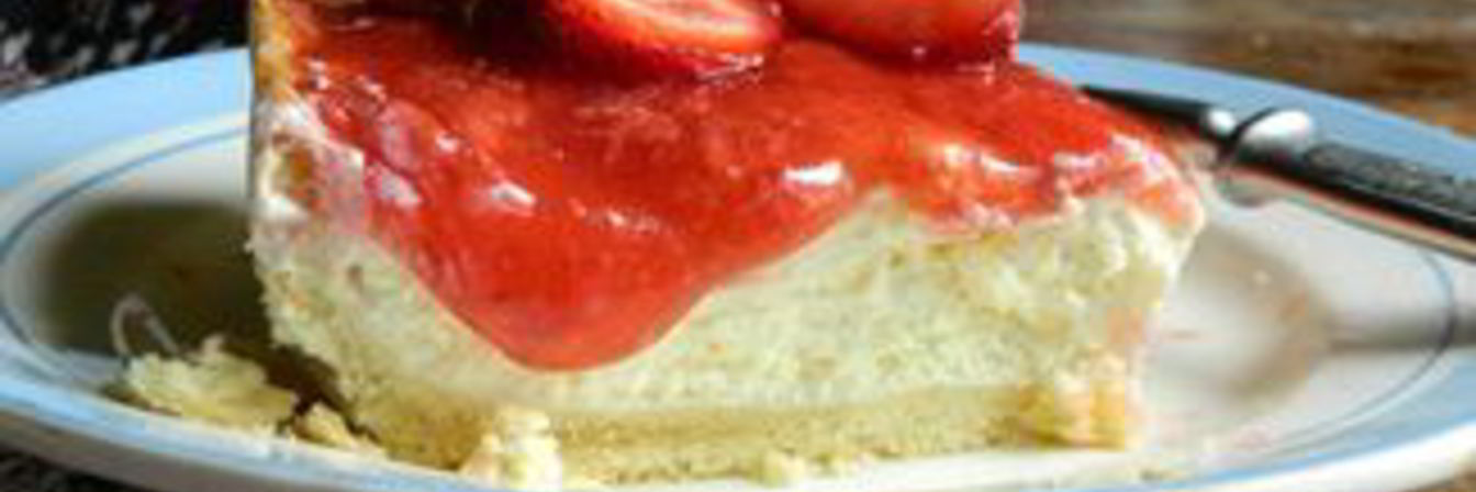 Пирог с творожным кремом и клубникой