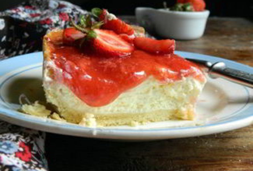 Пирог с творожным кремом и клубникой