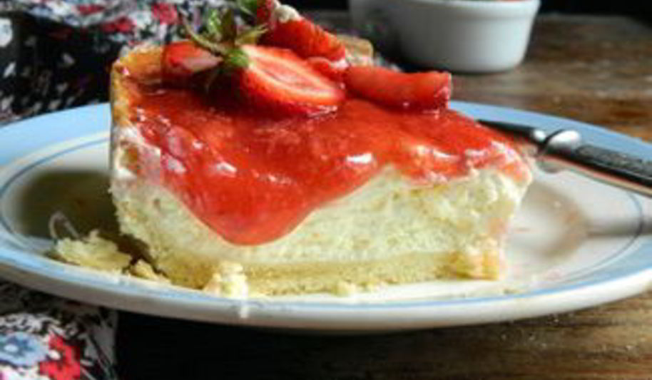 Рецепт пирога с творожным кремом и клубникой