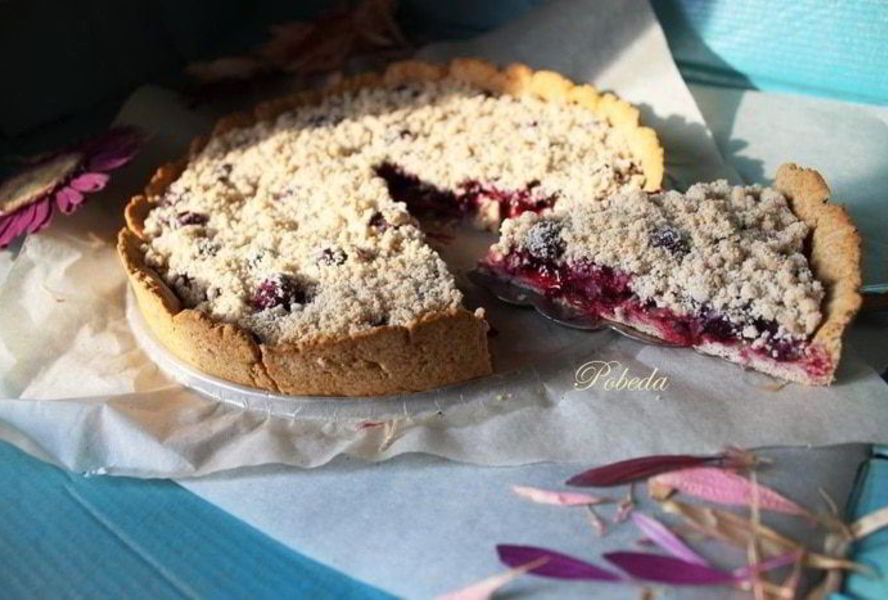 Постный ягодный пирог с крошкой