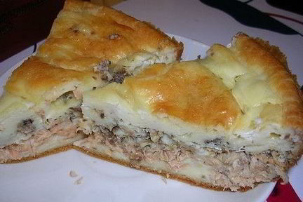 Простой и бюджетный пирог с рыбой