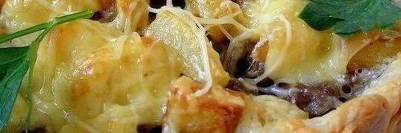 Слоеный пирог с сыром, фаршем и картофелем