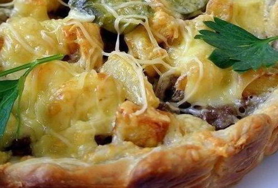 Слоеный пирог с сыром, фаршем и картофелем