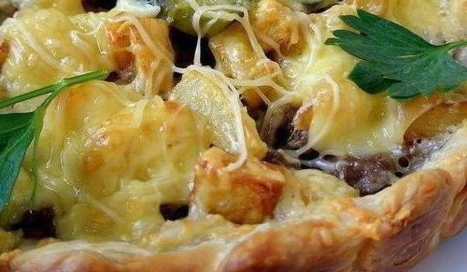 Рецепт слоеного пирога с сыром, фаршем и картофелем