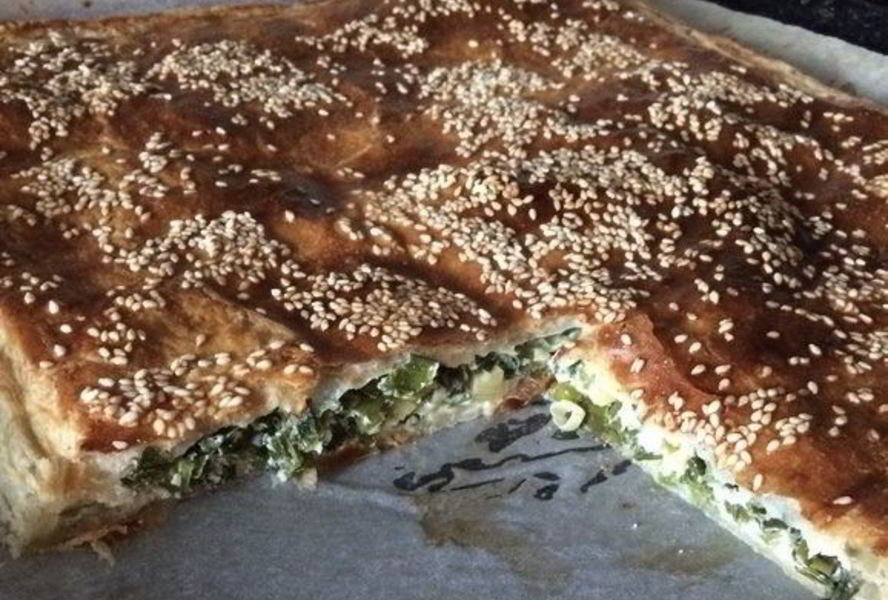 Слоеный пирог с яйцом и зеленым луком