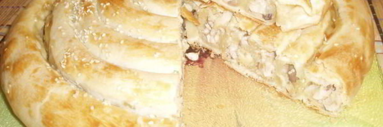 Спиральный пирог с курицей, сыром и грибами