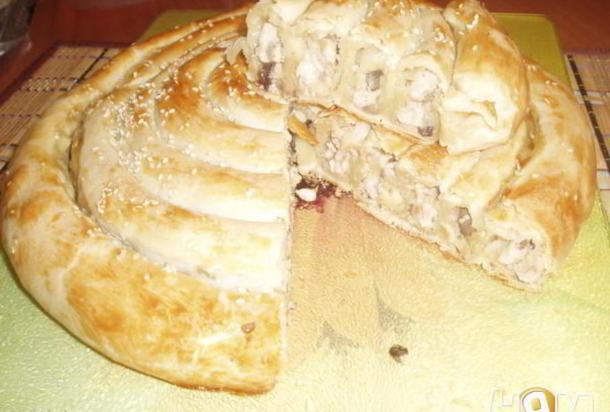 Спиральный пирог с курицей, сыром и грибами