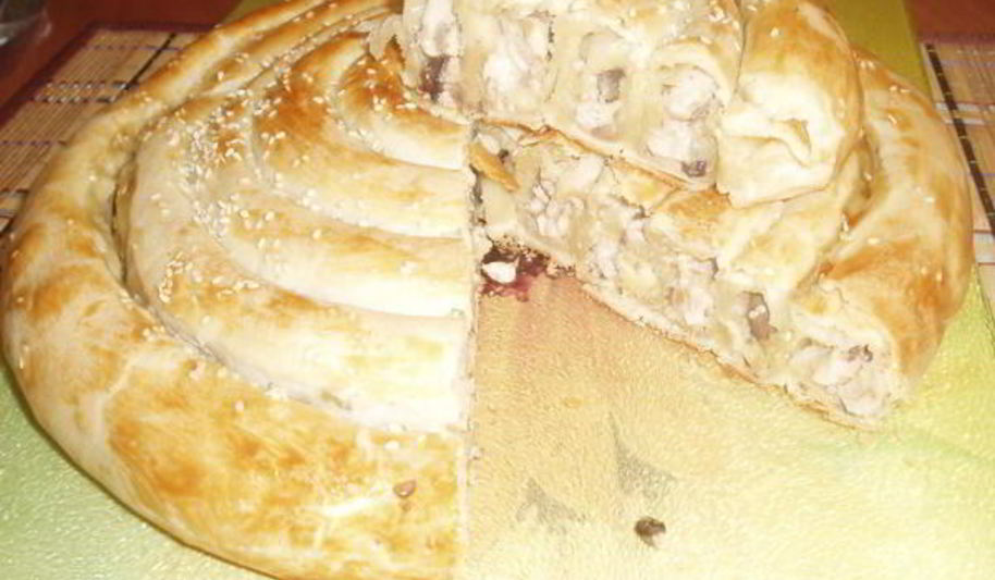Рецепт спирального пирога с курицей, сыром и грибами