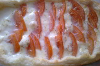 Сырный пирог с моцареллой и помидорами