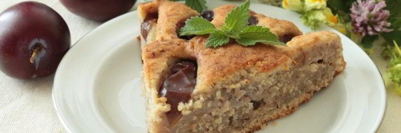 Творожно-ореховый пирог со сливами