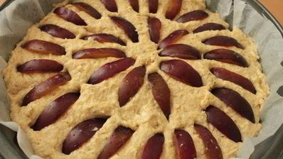 творожно-ореховый пирог со сливами