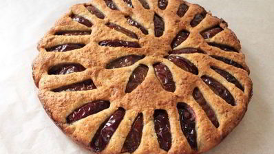 творожно-ореховый пирог со сливами