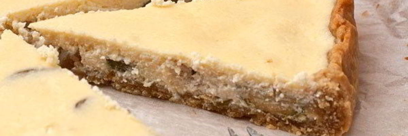 Творожный пирог с фейхоа и клубничным соусом