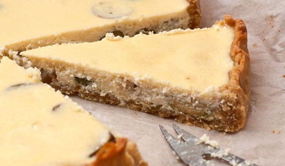 Рецепт творожного пирога с фейхоа и клубничным соусом