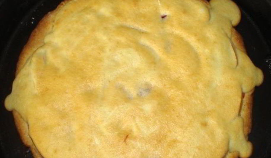 Рецепт вкусного яблочной пирог с бисквитным покрытием