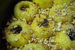 Яблочный пирог с миндалем и финиками со злаковыми хлопьями