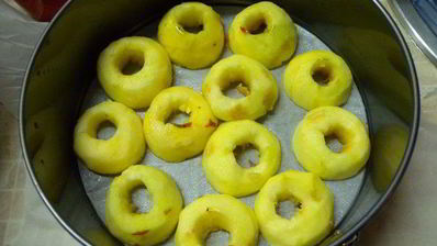 яблочный пирог с миндалем и финиками со злаковыми хлопьями