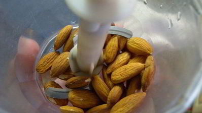 яблочный пирог с миндалем и финиками со злаковыми хлопьями