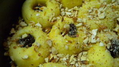 яблочный пирог с миндалем и финиками со злаковыми хлопьями