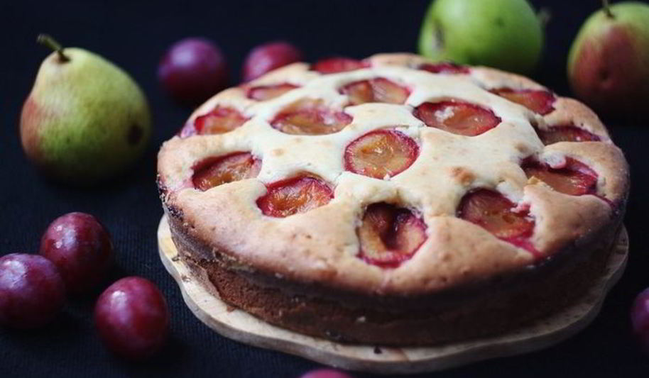 Рецепт заливного пирога со сливами