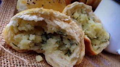 бездрожжевые пирожки с картошкой и зеленью на кефире