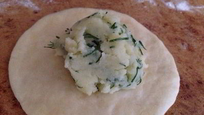 бездрожжевые пирожки с картошкой и зеленью на кефире