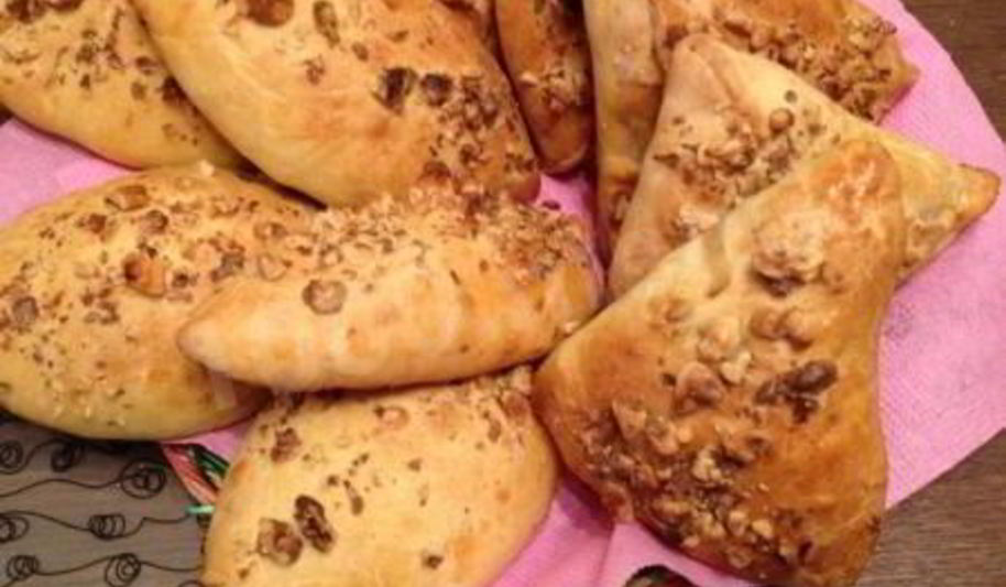 Рецепт бездрожжевых пирожков в духовке на кефире с яблоками