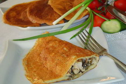 Блинчатые пирожки с начинкой из курятины и грибов