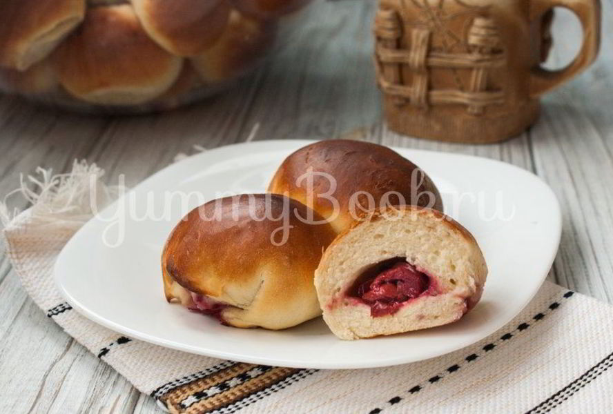 Быстрые дрожжевые пирожки с вишней