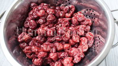 быстрые дрожжевые пирожки с вишней