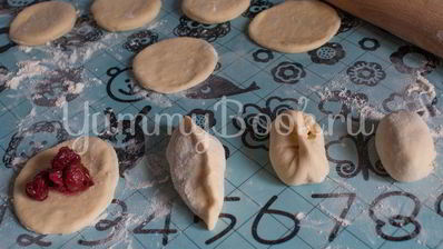 быстрые дрожжевые пирожки с вишней