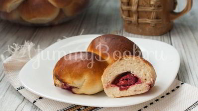 быстрые дрожжевые пирожки с вишней