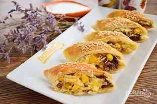 Быстрые пирожки с фаршем, сыром и кукурузой