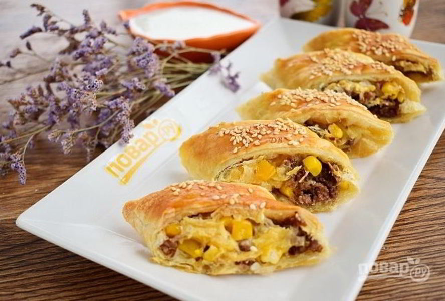 Быстрые пирожки с фаршем, сыром и кукурузой