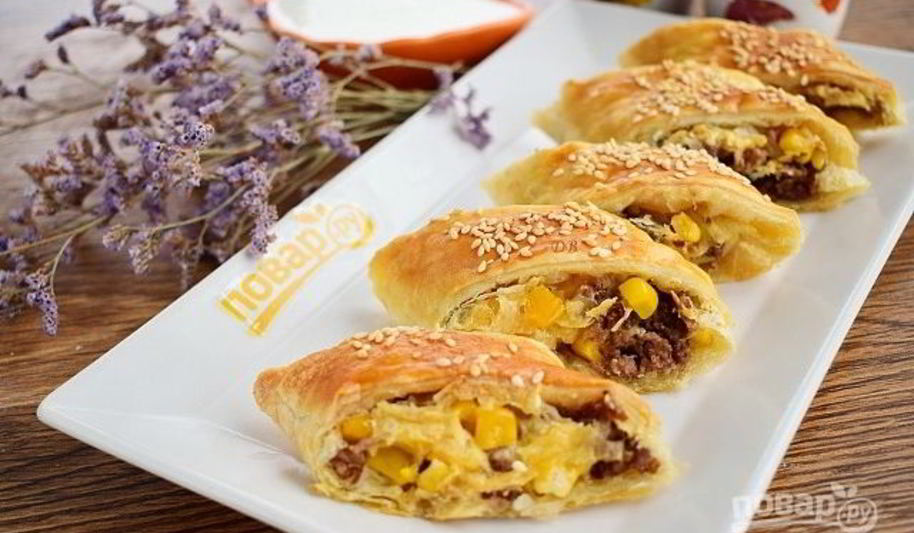 Рецепт быстрых пирожков с фаршем, сыром и кукурузой