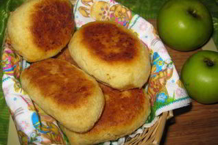 Картофельные пирожки с яблоками