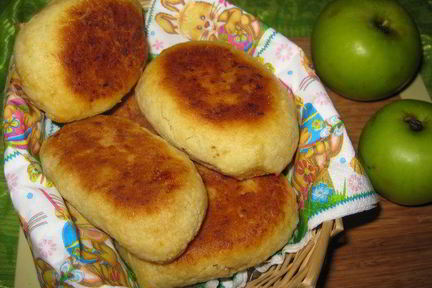 Картофельные пирожки с яблоками