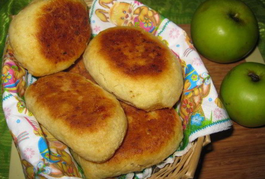 Картофельные пирожки с яблоками