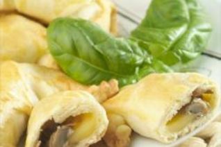 Пирожки из песочного теста с грибами и сыром