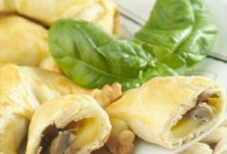 Пирожки из песочного теста с грибами и сыром