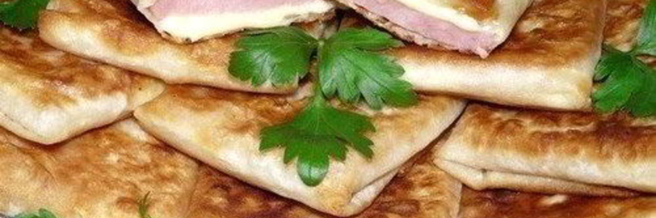 Пирожки из тонкого лаваша с сыром и ветчиной